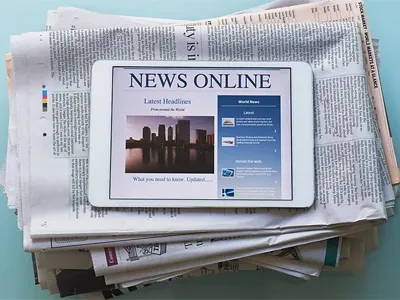 Ti polis trafik nan kostim meditativ